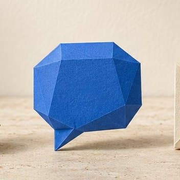 Eine blaue Sprechblase aus gefaltetem Papier
